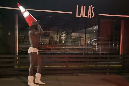 Lil Nas X a filmats pe strazile din LA in lenjerie spitalizat pentru o posibila supradoza