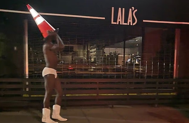 Lil Nas X a filmats pe strazile din LA in lenjerie spitalizat pentru o posibila supradoza